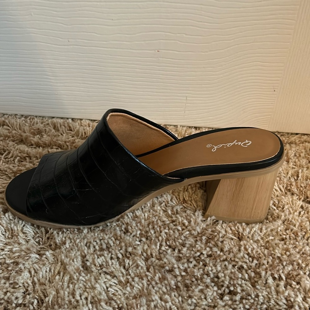 Black short wedges